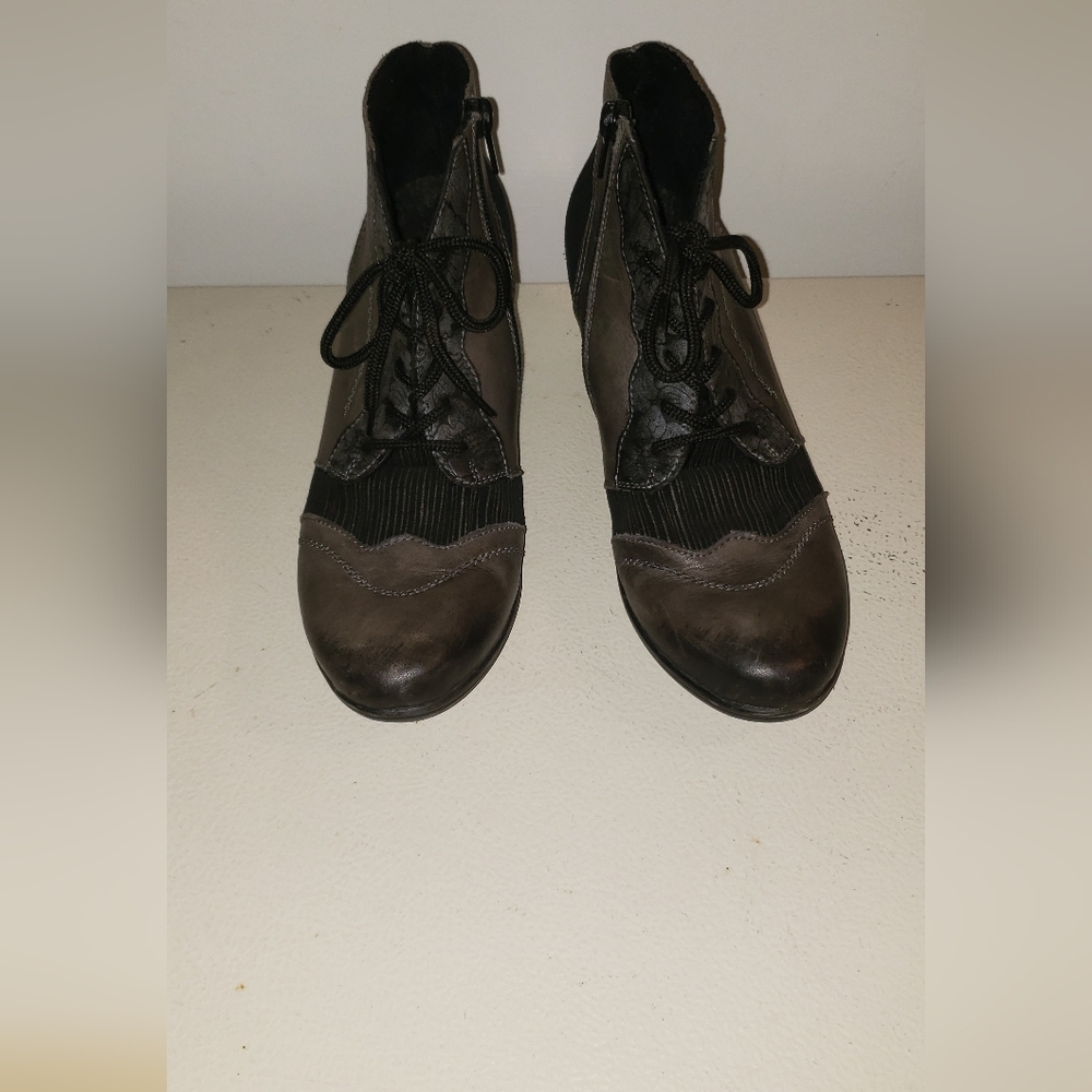 Remonte Black Lace-Up Brogue-Style Oxford